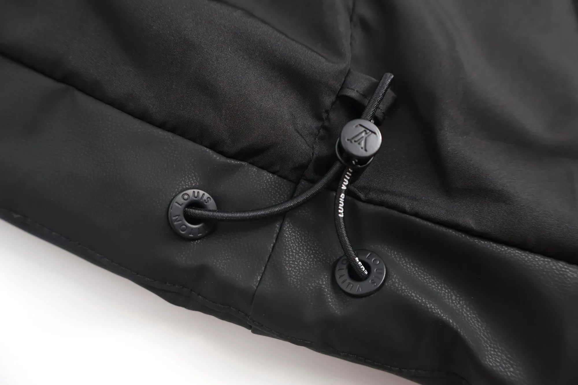 🅿️1100 1v technical leather embossed embossed down vest (black) This waist jacket is a technical leather full-width embossed Monogram pattern. The outer fabric is made of 100% nylon as a black technical film coating, and the other lining is 84% ​​polyester fiber + 16% nylon blended fabric. The national standard 480g 90% goose down filling has good fluffiness and no sense of oppression when worn on the body. The slim fit makes you slim and avoids bloat. The design concept is very outstanding. It comes from vacuum filling technology, which increases the air barrier and maintains the original softness, elasticity and feel of down. It has an anti-drilling design, three layers of anti-drilling fabrics, four layers of locking velvet technology, and an embossed process on the face. Stand collar and elastic cuffs enhance comfort. Molded hardware zipper pullers, molded engraved eyelets at the hem tightening area, adjustable elastic drawstrings, exclusive heavy-duty style. Size:50-52-54-56
